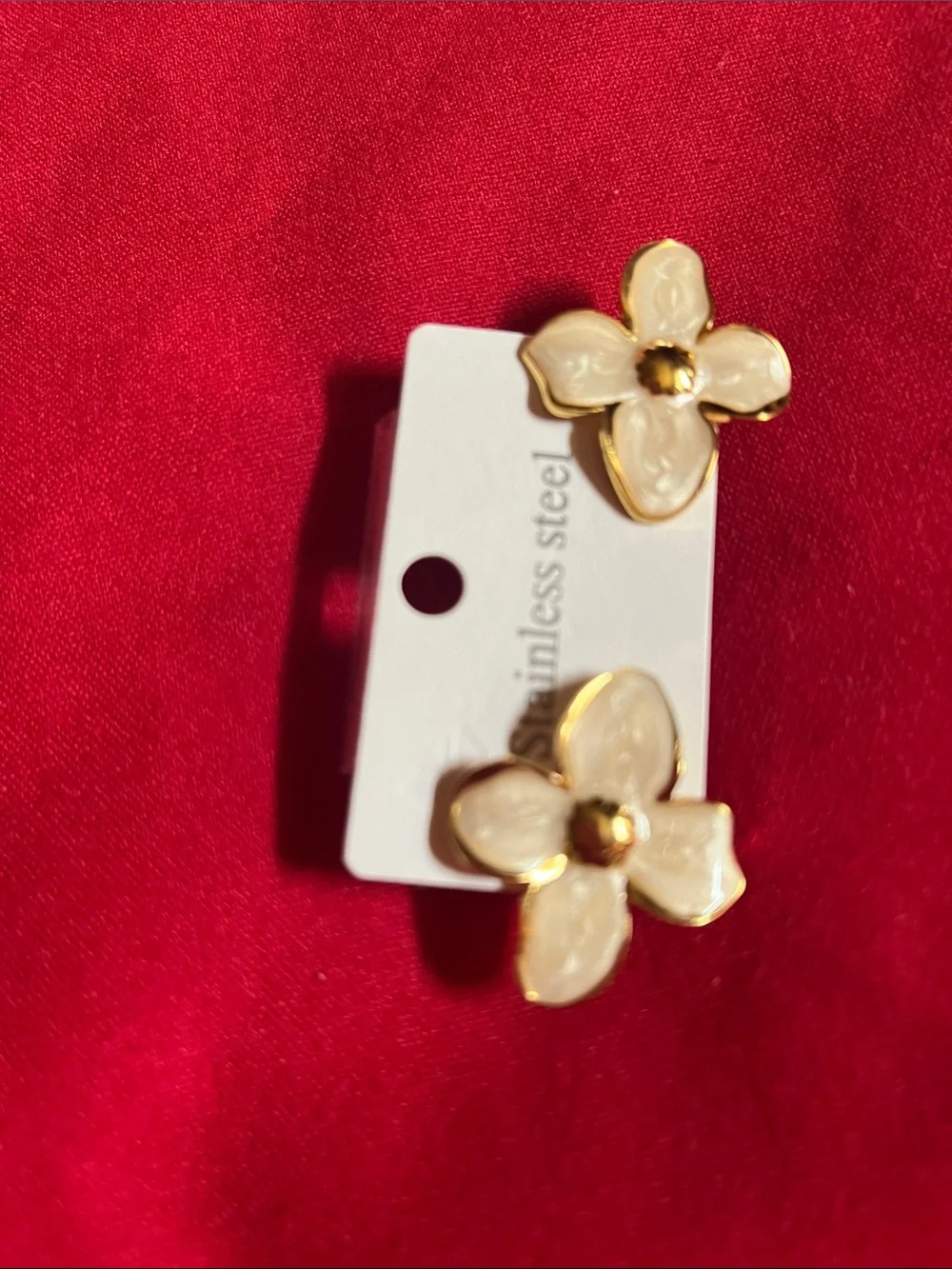 Cream Flower Stainless Steel Stud Earrings with Gold Trim